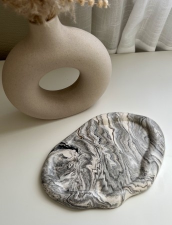 Bølget oval fat  svart/beige marmorert